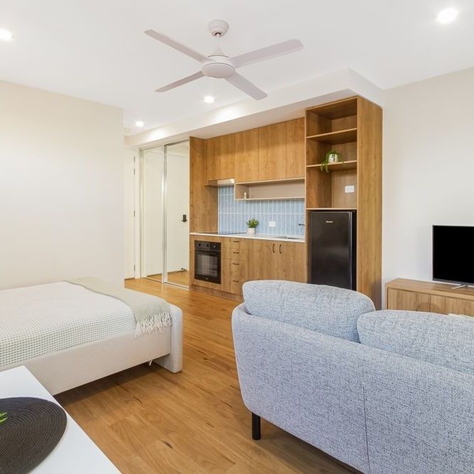 CHOICE OF TWO FURNISHED STUDIO APARTMENTS - INCLUDING ELECTRICITY AND WATER - Photo 1