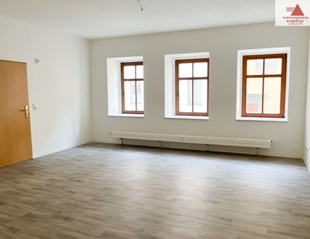 Wohnen direkt im Zentrum von Annaberg: Erdgeschosswohnung mit Einbauküche! - Foto 1
