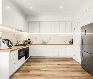 Contemporary living with space and style - Photo 3