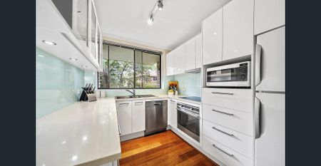 Full-brick three-bedroom modern apartment in Killara High catchment zone - Photo 2