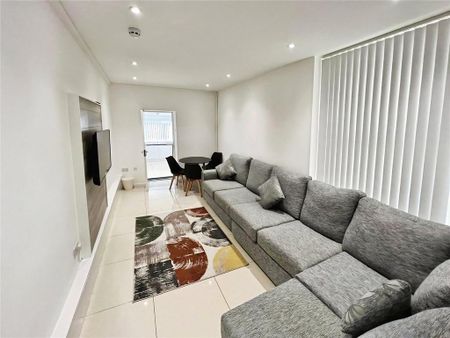 1 bedroom in a house share to rent - Photo 2