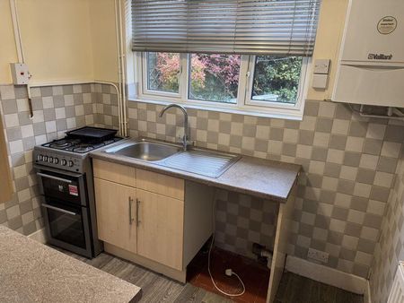 2 bedroom semi-detached bungalow to rent - Photo 3