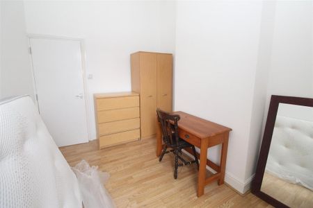 3 bedroom flat to rent - Photo 3