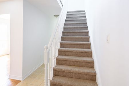 For Lease - 2030 Glenada Crescent, Oakville, Ontario - Photo 2