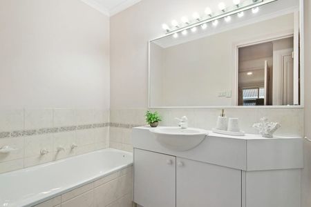 15 Sugarloaf Close, Burwood East - Photo 4