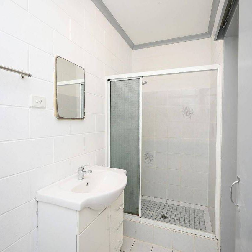 Fully Air Conditioned and Fully Tiled - Solar - Single Carport - Photo 1
