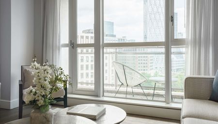 A luxurious interior-designed two-bedroom, two-bathroom apartment in Canary Wharf, London E14 - Photo 5