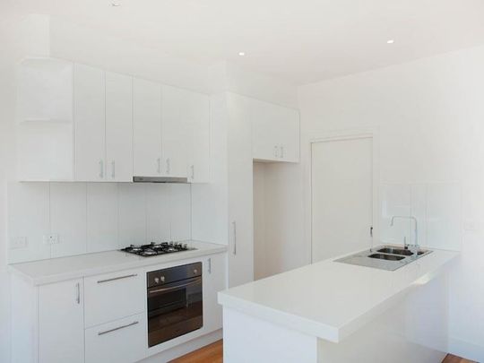 MODERN AND STYLISH 3 BEDROOMS PLUS STUDY - STREET FRONTAGE! - Photo 1