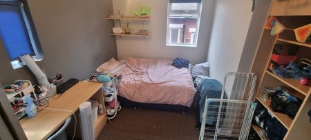 6 Bed - 1 Ash Crescent, Headingley, Leeds - LS6 3LE - Student - Photo 4