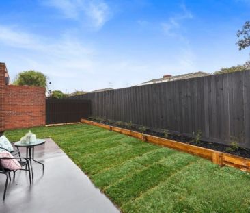 Light Filled and Super Spacious Townhome - Photo 2