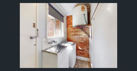 Cozy 2 bedroom unit - Photo 3