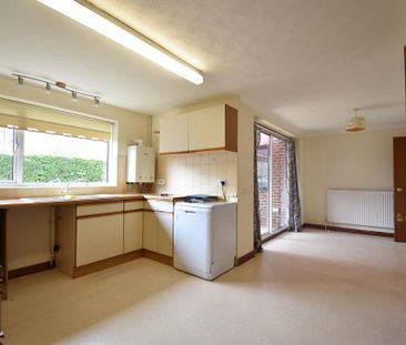 2 bedroom detached bungalow to rent - Photo 3