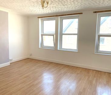 £950 PCM, Spacious Three Bedroom Duplex in High Street, Barry, Vale... - Photo 2