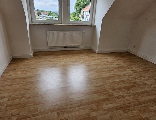 Bezugsfrei! Frisch modernisierte Dachgeschosswohnung mit ca. 62 m² Wohnfläche und 3 Zimmern - Photo 1