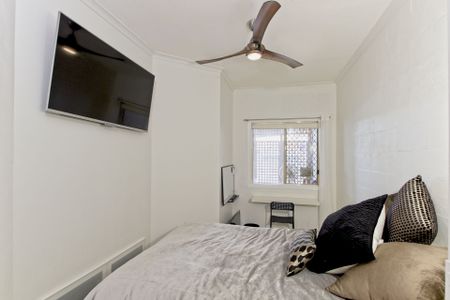 Fully Furnished - 1 Bedroom Unit - Inner City Living! - Photo 2