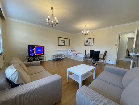 Large One Bed, One Bath & Cloak Room with Double Reception - Photo 3