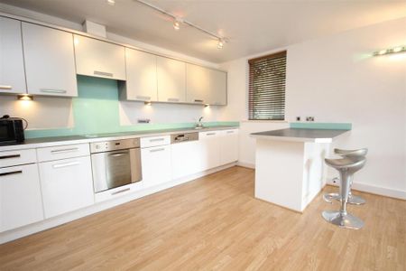 2 bedroom flat to rent - Photo 2