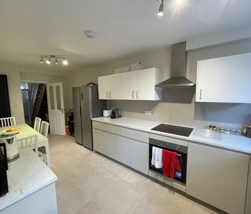 Room in a Shared House, Stork Road, E7 - Photo 1