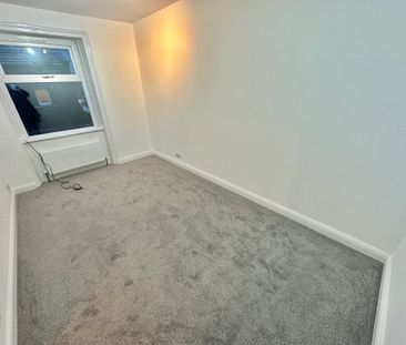 East View, Huddersfield, Marsh - Photo 3