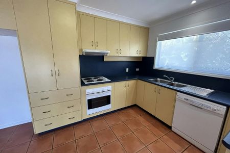 Spacious 2 Bedroom unit with a low maintenance yard! - Photo 2
