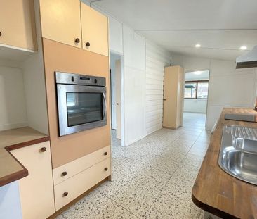 Modern two bedroom property on the main street of Sunny Sawtell! - Photo 2