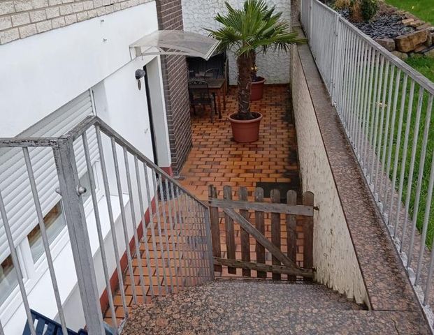 Schöne 3 Raum Souterrainwohnung mit Terrasse - Foto 1