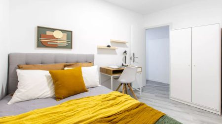 Room in a shared 8-bedroom apartment for rent in Sol, Madrid - Photo 2