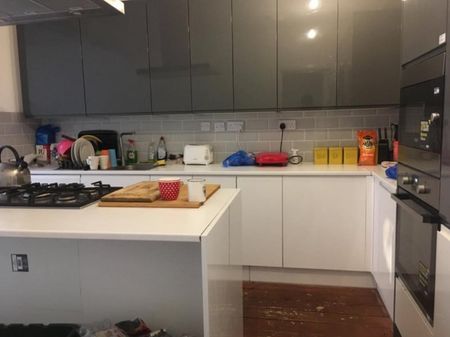 Room in a Shared House, Kenley Road, SW19 - Photo 5