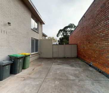 Beautiful Quiet Property with a large Courtyard! - Photo 2