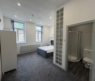 1 bedroom in a house share to rent - Photo 2