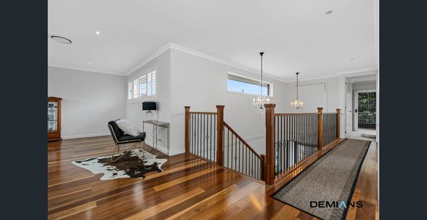 Uniquely crafted - This is 23 Conlon. The master is downstairs, and the top level brings a big scene. This kind of floor plan is hardly ever seen. - Photo 1