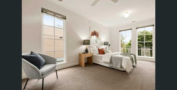THREE BEDROOM DOUBLE STOREY TOWNHOUSE- COASTAL LIVING NEAR BRIGHTON BEACH - Photo 1