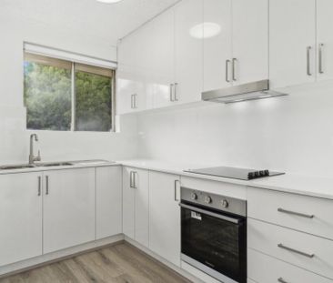 BRIGHT TOP FLOOR FULLY RENOVATED UNIT - Photo 4