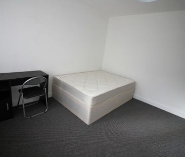 4 bedroom end of terrace house to rent - Photo 3