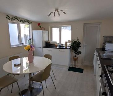 5 bedroom semi-detached house to rent - Photo 4