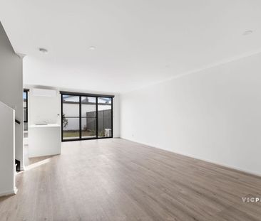 TOWNHOUSE LIVING AT IT'S FINEST! - Photo 2