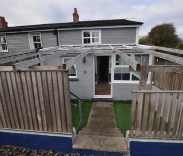 2 bedroom end of terrace house to rent - Photo 2