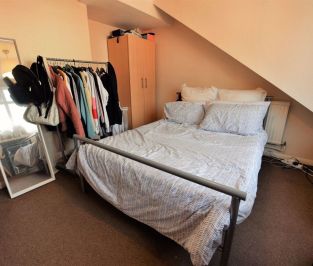 3 bedroom House in Burley Lodge Terrace, Leeds - Photo 1