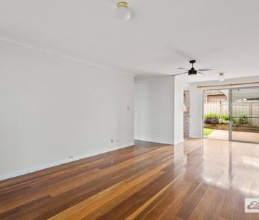 Spacious 3-Bedroom Townhouse with Private Courtyard in Boutique Com... - Photo 2