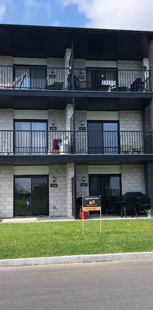 Disponible maintenant. Superbe 5 1/2 à Louer - Moderne, Spacieux, neuf, lumineux, paisible, balcon privé, proximité d'une école. - Photo 1