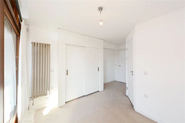 2 bedroom flat in London - Photo 1