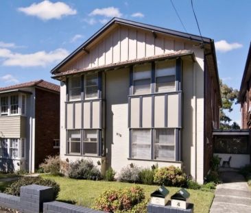 Spacious Apartment in Superbly Convenient Location - Photo 1