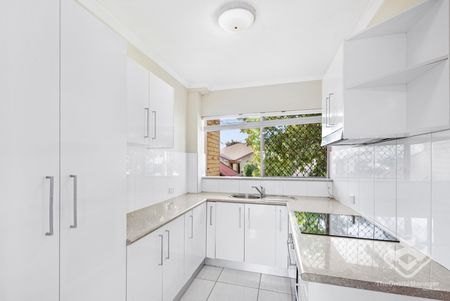 Spacious Two-Bedroom Unit with Oversized Garage in Central Moorooka - Photo 4