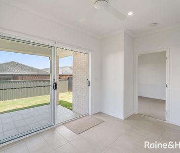 Modern Three-Bedroom Home in a Prime Location - Photo 3