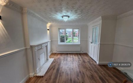 4 bedroom semi-detached house to rent - Photo 2