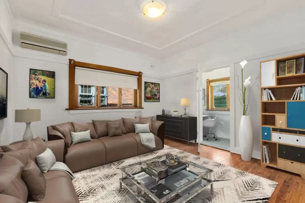 Spacious Art Deco Gem in Prime Location - Photo 1