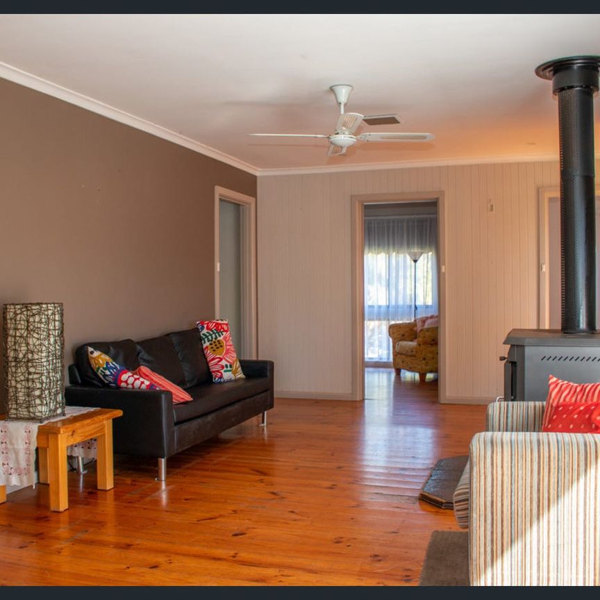 SEMI FURNISHED HOUSE - 6 MONTH LEASE ONLY - Photo 1