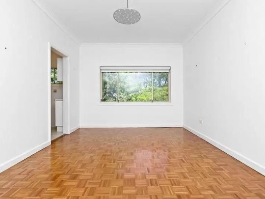 Apartment with 2 bedrooms, 1 bathroom & parking for 1 car - Photo 1