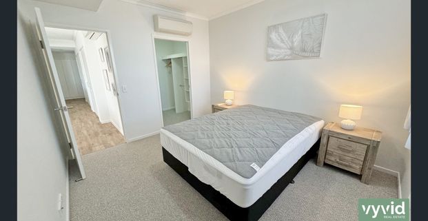 Large Beautiful Executive Apartment with Sweeping Harbour vista - Photo 1