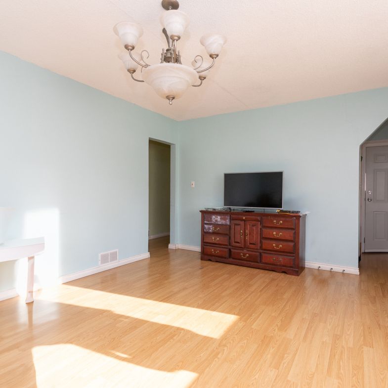 411 East 57th Avenue, Vancouver (Main Level) - Photo 1